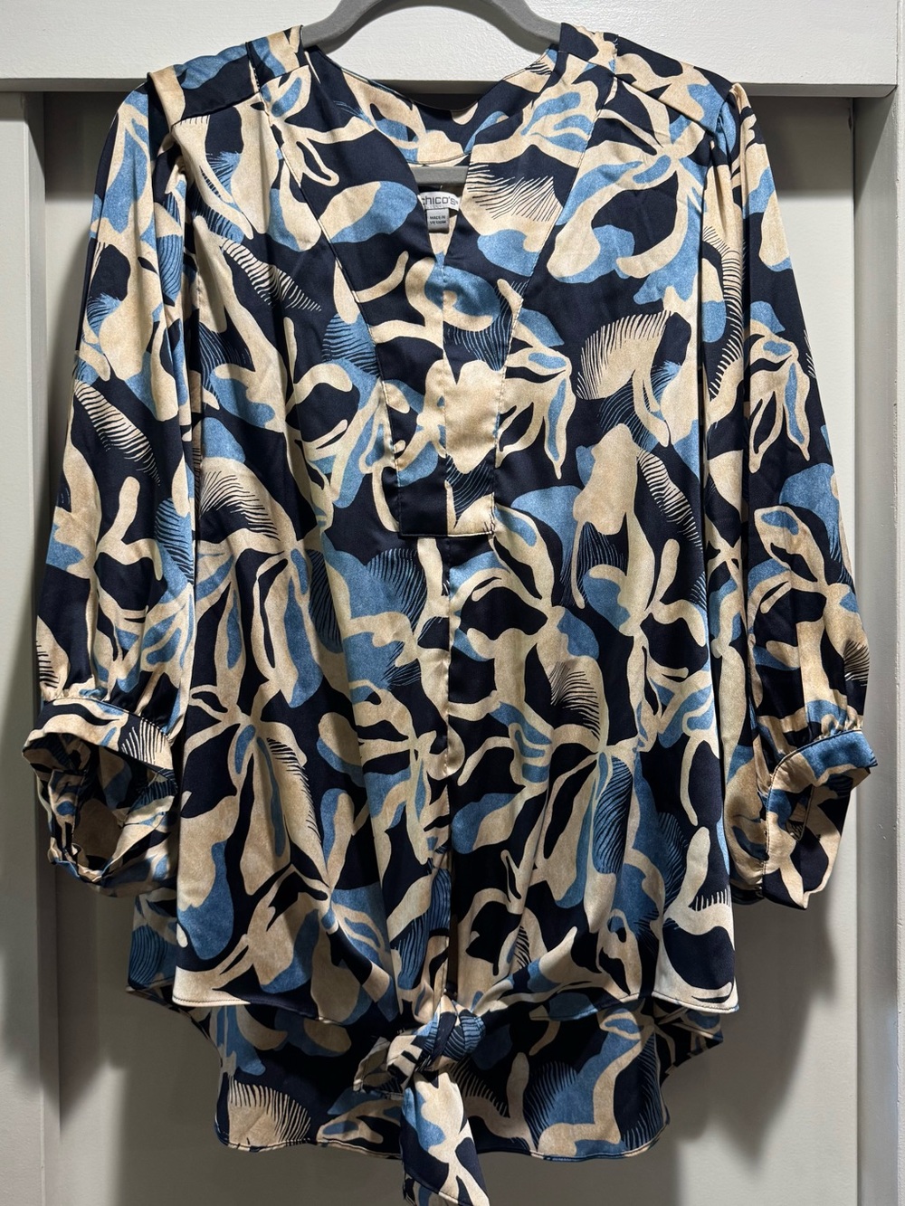 Chico’s 3/4 sleeve tie front blouse